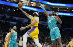 Anthony Davis (42 points, 23 rebonds) sort les muscles à Charlotte !