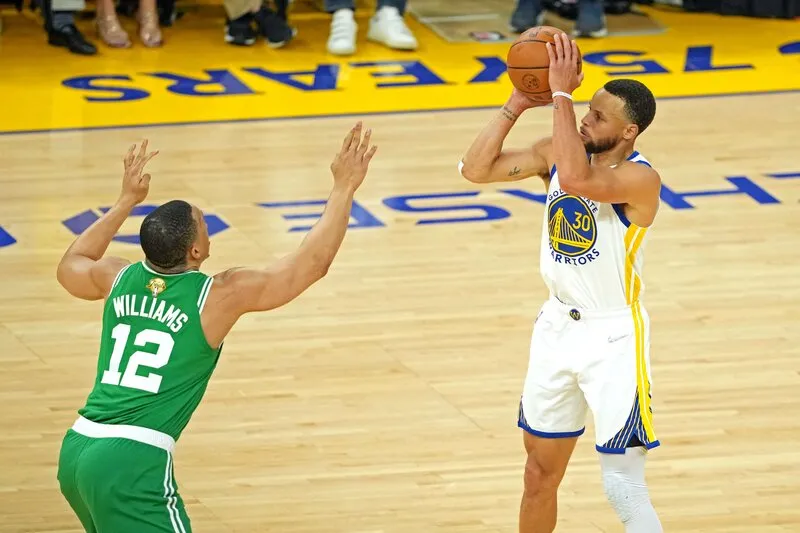 Stephen Curry défendu par Grant Williams