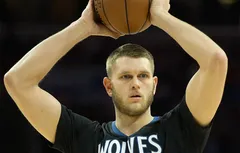 Coupé par les Hawks, Cole Aldrich se dirige vers la Chine