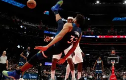 Les images de la spectaculaire chute de Karl-Anthony Towns