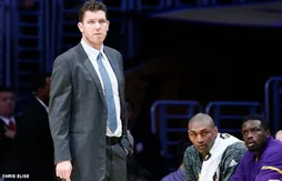 Luke Walton à l’écoute des conseils de Magic Johnson
