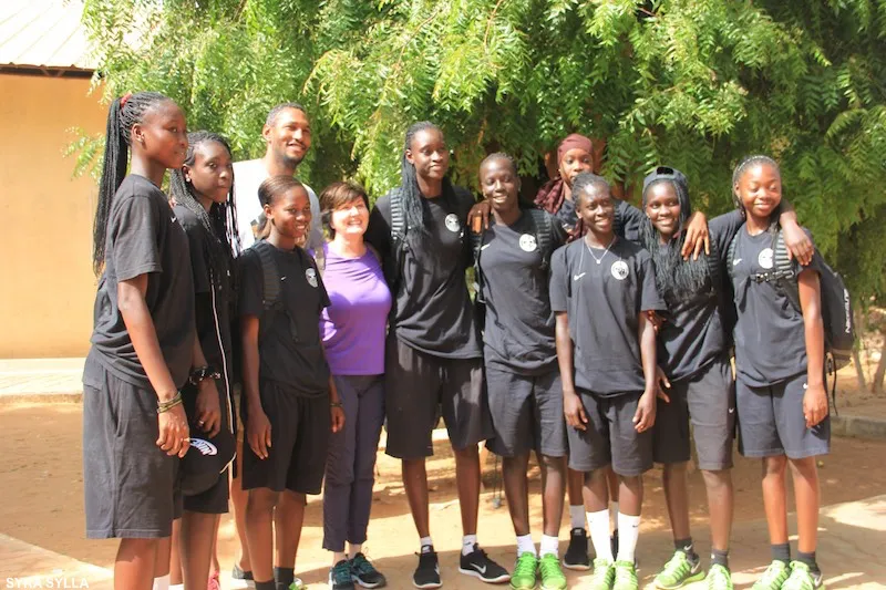Avant de remettre son bleu de travail pour la préparation de l’Eurobasket avec l’Equipe de France, Boris Diaw a fait escale au Sénégal. A Thiès plus exactement où il a rencontré les élèves de la SEED Academy, école dans laquelle il a récemment investi.