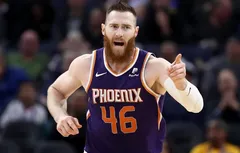 Aron Baynes s’éclate de loin
