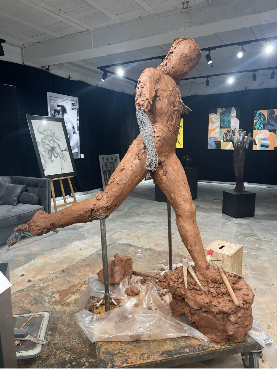 L'armature et la pose de la terre sur la statue de Just Fontaine réalisée par Juan Carlos Carrillo