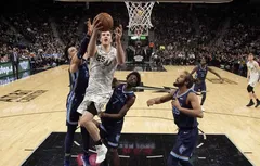Interview Jakob Poeltl : “Il y a une tonne de choses que je peux apprendre avec Tim Duncan”
