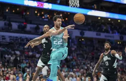 Vasilije Micic reste avec les Hornets