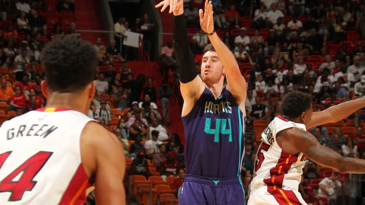 Clifford fait tourner son effectif et lance le duo composé de Tyler Hansbrough et de Frank Kaminsky dans la peinture et les deux anciennes stars universitaires se régalent aussi bien en attaque, à l'image des deux flèches consécutives à 3-points du rookie, qu'en défense où Hansbrough se montre intraitable au rebond. 