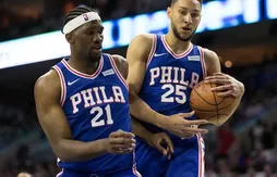 Ben Simmons et Joel Embiid marchent sur les Pistons