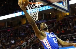 Joel Embiid décalé comme ailier fort pour jouer avec Jahlil Okafor