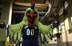 Parce qu’elle effraie les enfants, les Pelicans vont changer le visage de leur mascotte