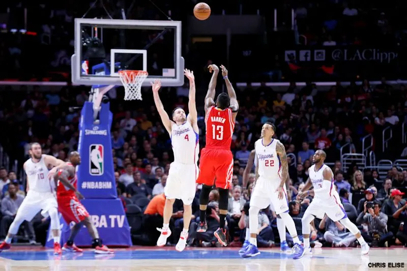 Premier triple double en playoffs pour James Harden