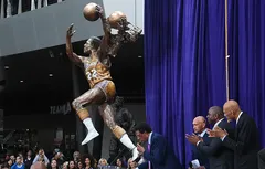 La statue d’Elgin Baylor dévoilée devant le Staples Center