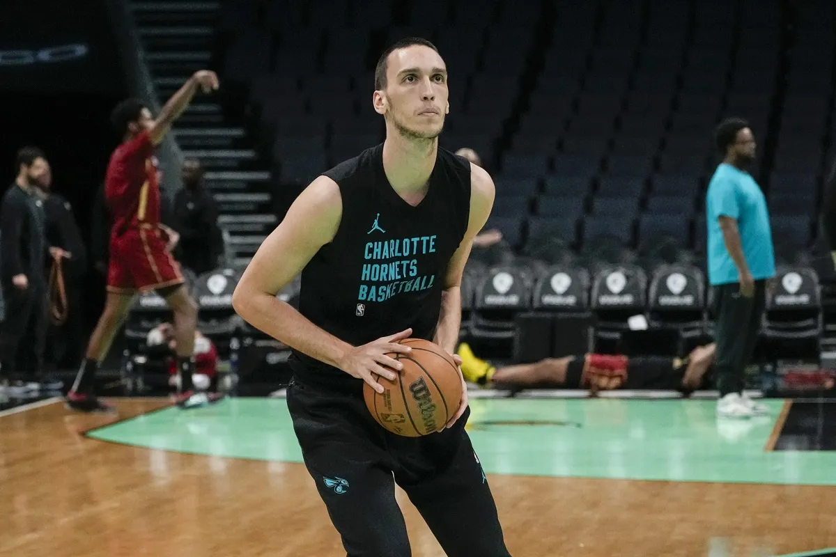 Aleksej Pokusevski n'a pas totalement fait une croix sur la NBA