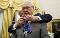 Donald Trump remet la plus haute décoration civile des Etats-Unis à Bob Cousy