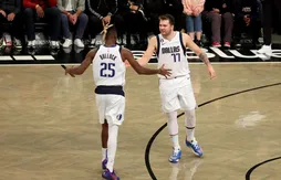 Un spectateur du Barclays Center balance son gobelet rempli vers Luka Doncic