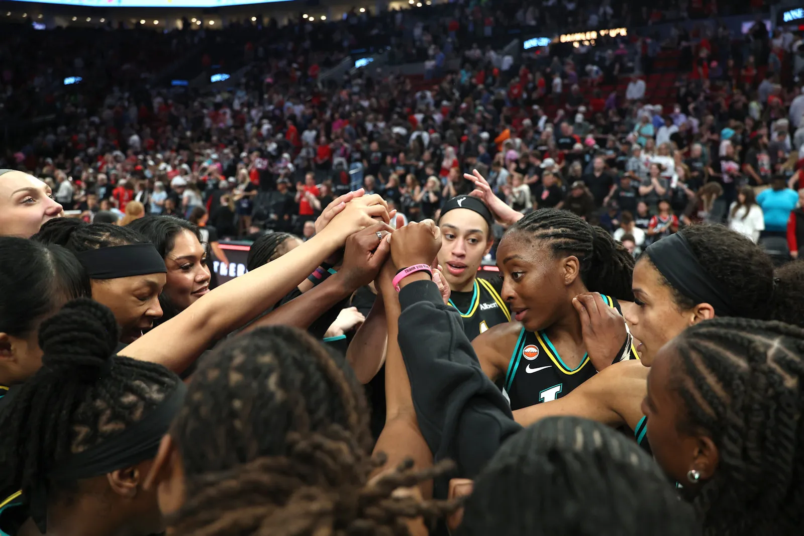 Les Sparks s'imposent de justesse à Portland