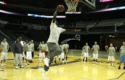 A 48 ans, Michael Jordan dunke encore…