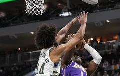Giannis Antetokounmpo a « volé » le ballon du match pour un rookie des Lakers