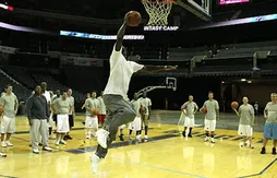 A 48 ans, Michael Jordan dunke encore…