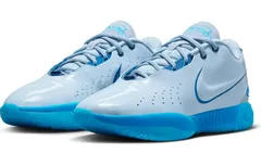 La LeBron 21 dans un remake du Grand Bleu