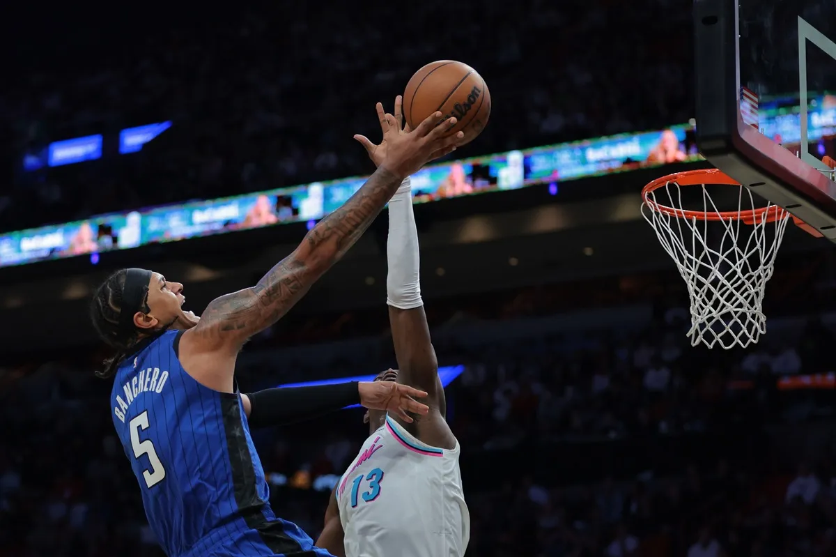 Paolo Banchero (Magic) contre Bam Adebayo (Heat)