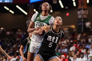 Angel Reese remporte son duel face à Dominique Malonga