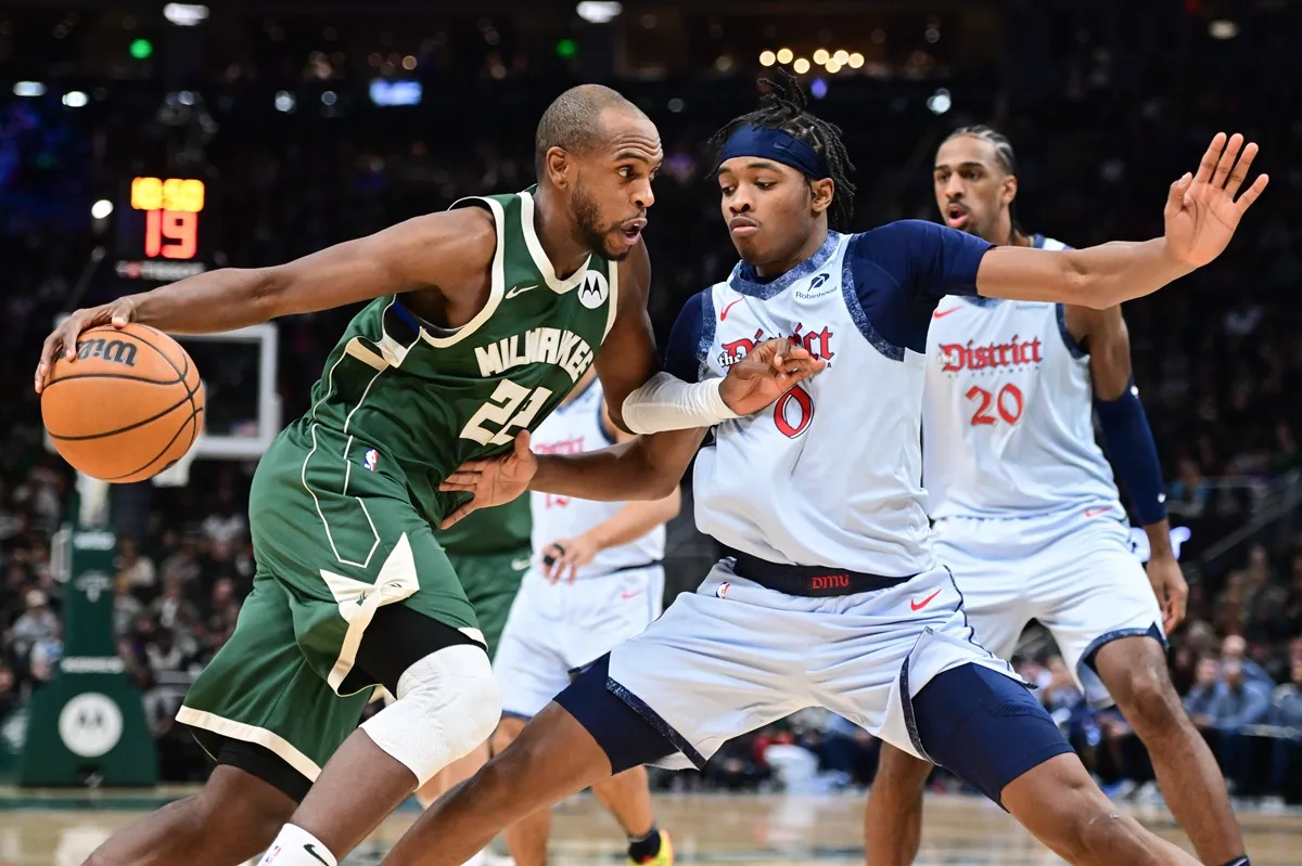 Khris Middleton, alors aux Bucks face à ses nouveaux coéquipiers aux Wizards, Bilal Coulibaly et Alex Sarr