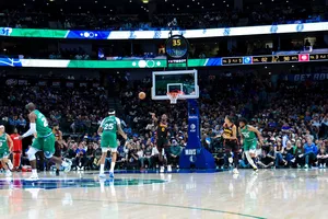 Les Hawks fêtent leur 11e succès de suite avec un tir venu d’ailleurs