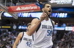 Entre deux séances intensives de tirs à 3-points, Salah Mejri découvre Kristaps Porzingis
