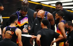 Monty Williams tape du poing sur la table