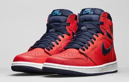 Une Air Jordan 1 “Light Crimson” en hommage à un survêtement affreux…