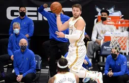 Luka Doncic en lévitation face aux Hornets