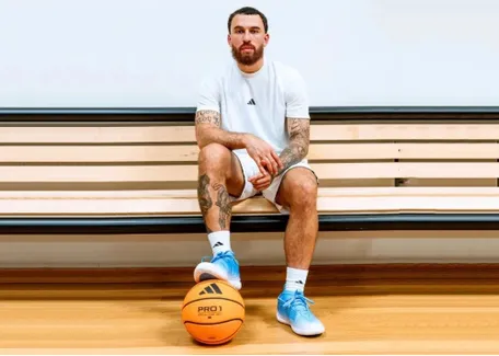 https://www.basketusa.com/thumbor/U0xAL-6vsAII1ke-r70GOq_p5Fg=/456x325/smart/filters:format(webp)/https%3A%2F%2Fmedia.basketusa.com%2Fmain%2F2026%2F07%2Fadidas-harden-volume-10-x-mike-james-lb3764.jpg