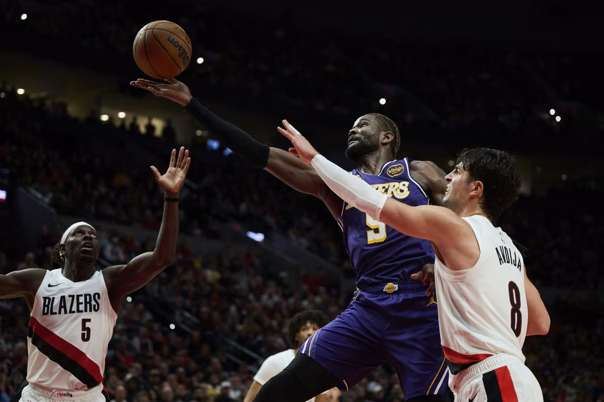 Deandre Ayton avec les Lakers