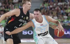 Luka Doncic en tenue face à la Grande-Bretagne
