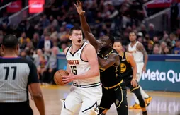 Draymond Green joue aux échecs avec Nikola Jokic