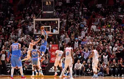 De’Aaron Fox terrasse le Heat d’une claquette dunk !