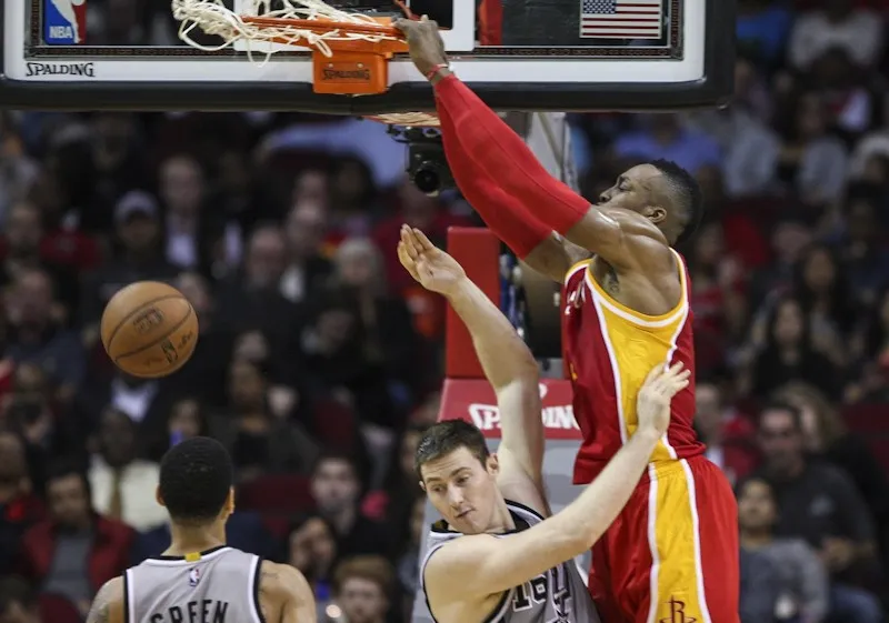 Dwight Howard massacre l'équipe B des Spurs