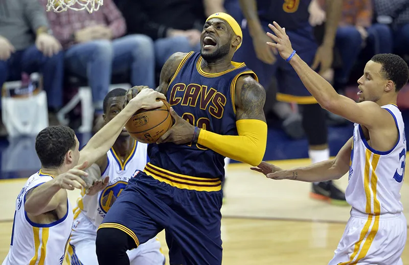 Combat tactique : la menace collective de Golden State face au pouvoir d'attraction de LeBron James