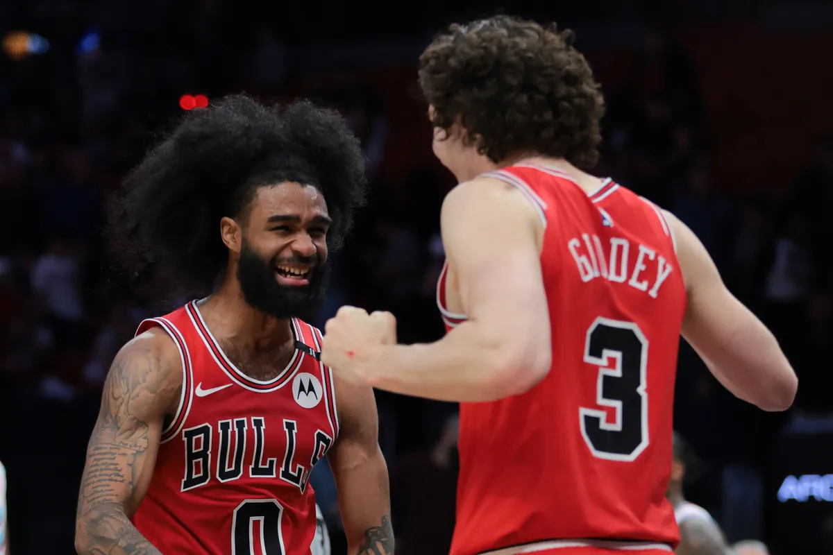 Coby White et Josh Giddey