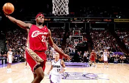 LeBron James a 35 ans : les images de son premier match NBA