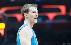 À son tour, Cody Zeller se met au tir de loin