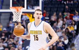 Quand Nikola Jokic enflamme le public en défiant LeBron James…