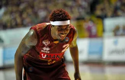 Alors qu’il a une offre des Hornets, Julyan Stone reste bloqué en Europe