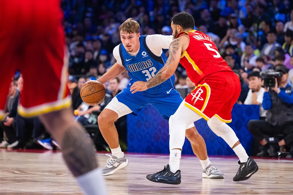 Kyrie Irving et Cooper Flagg