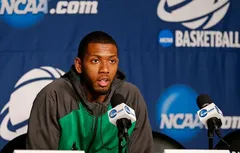 Mike Moser et Chase Buford arrivent sur le banc des Nuggets