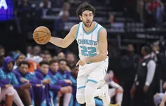 Vasilije Micic prend son mal en patience chez les Suns