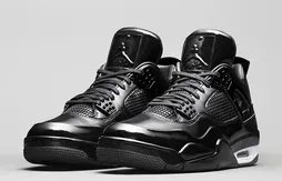 Une Air Jordan 4 en cuir verni