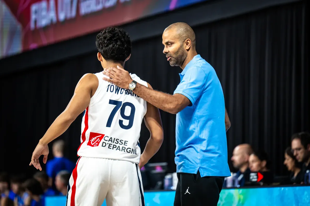 Tony Parker, entraîneur de l'équipe de France d'Aaron Towo-Nansi lors de la Coupe du monde U17 (crédit : FIBA)
