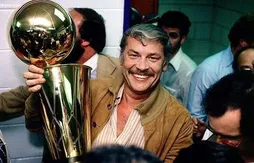 Dans une saison à oublier, les Lakers se consolent avec un hommage à Jerry Buss